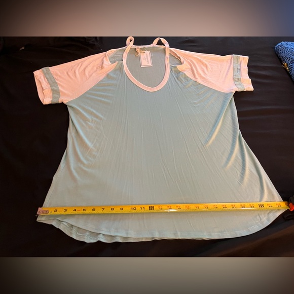 Women’s No Comment Plus Tiffany blue and white cut out shoulder top in 3x NWT - Picture 9 of 10